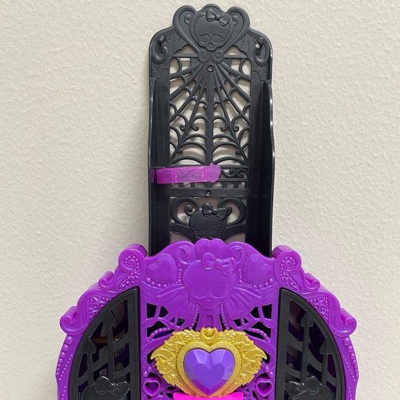 Monster High Skulltimate Secrets Clawdeen Wolf’s Closet - Picture 2 of 8